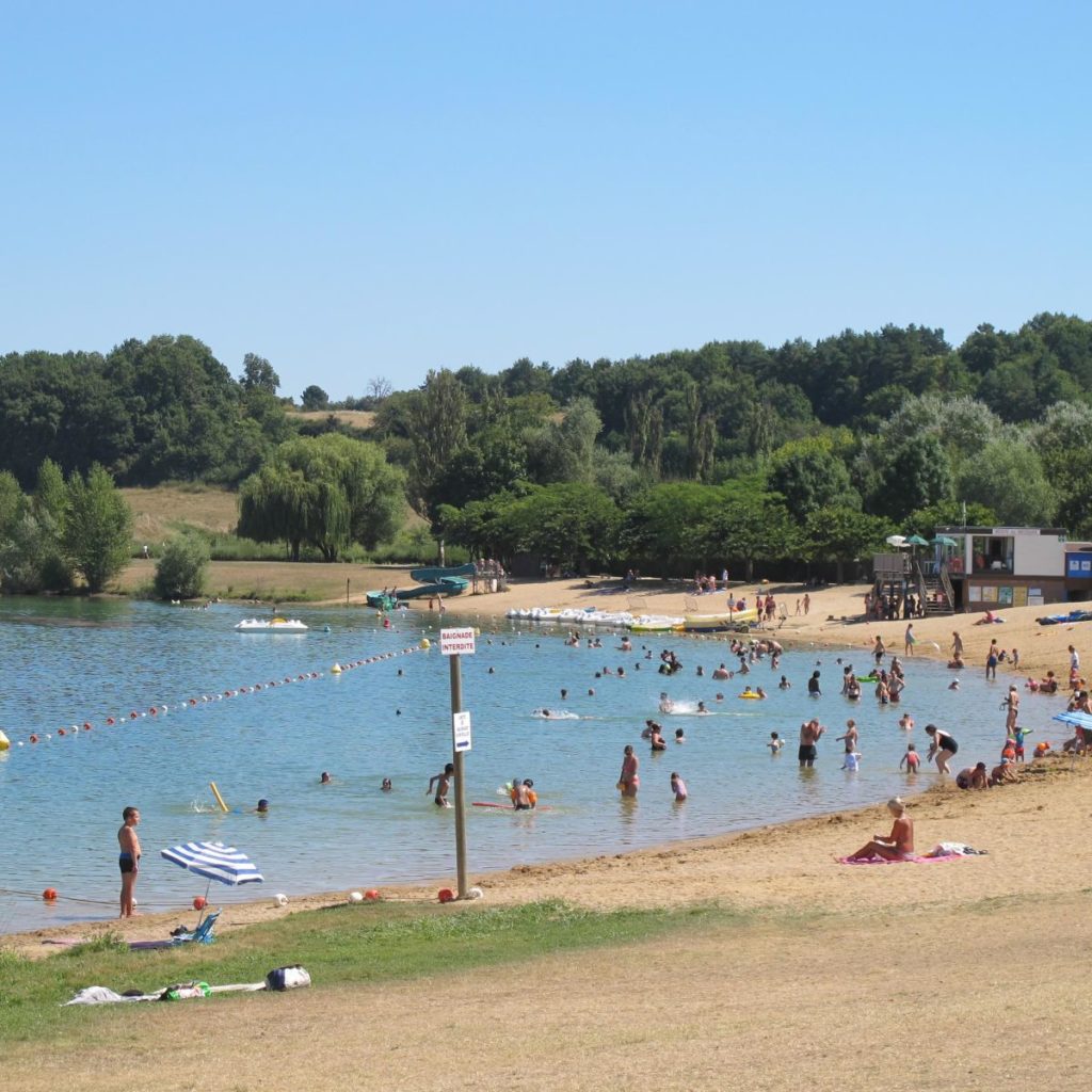 lac de chemillé sur Indrois,avec vintage camper touraine