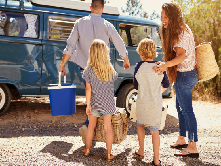Road trip en famille enfants et parents en combi Vintage Camper Touraine